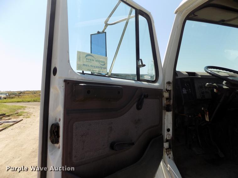 image for item DB9113 1999 International 4700 truck cab and chassis