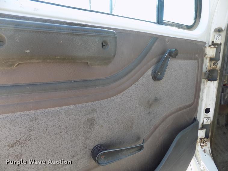 image for item DB9113 1999 International 4700 truck cab and chassis