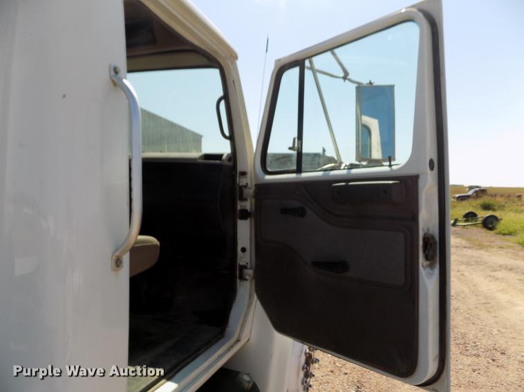 image for item DB9113 1999 International 4700 truck cab and chassis