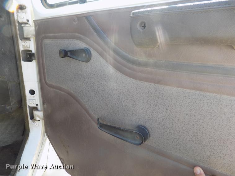 image for item DB9113 1999 International 4700 truck cab and chassis