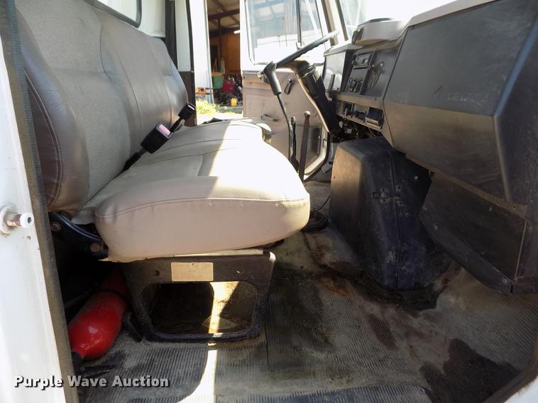 image for item DB9113 1999 International 4700 truck cab and chassis