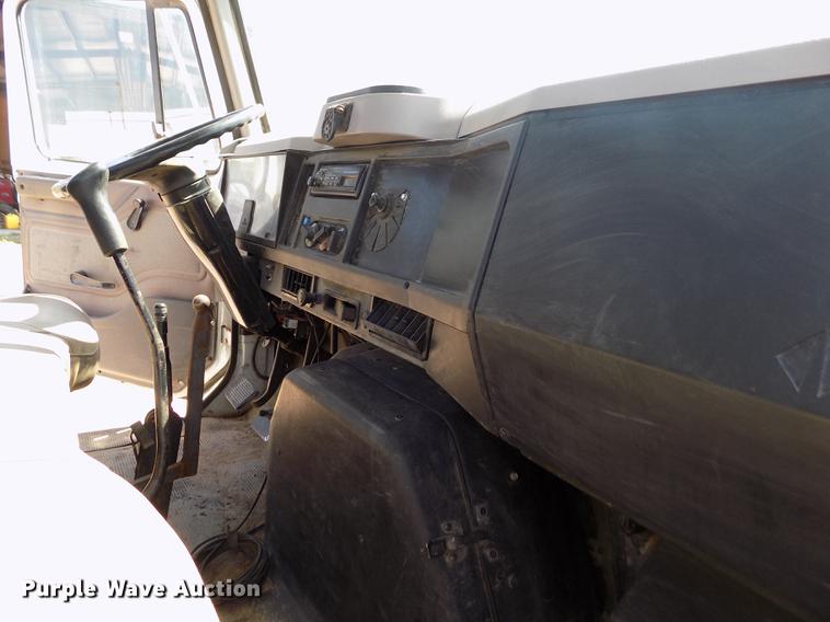 image for item DB9113 1999 International 4700 truck cab and chassis