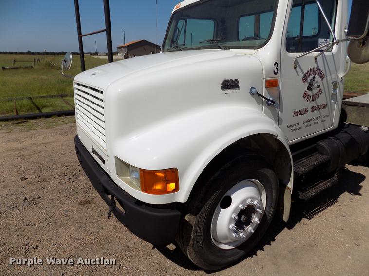 image for item DB9113 1999 International 4700 truck cab and chassis