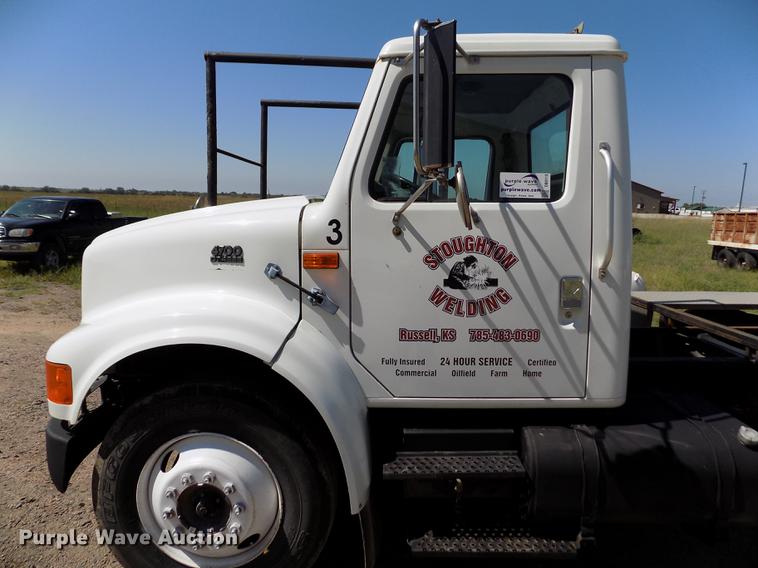image for item DB9113 1999 International 4700 truck cab and chassis