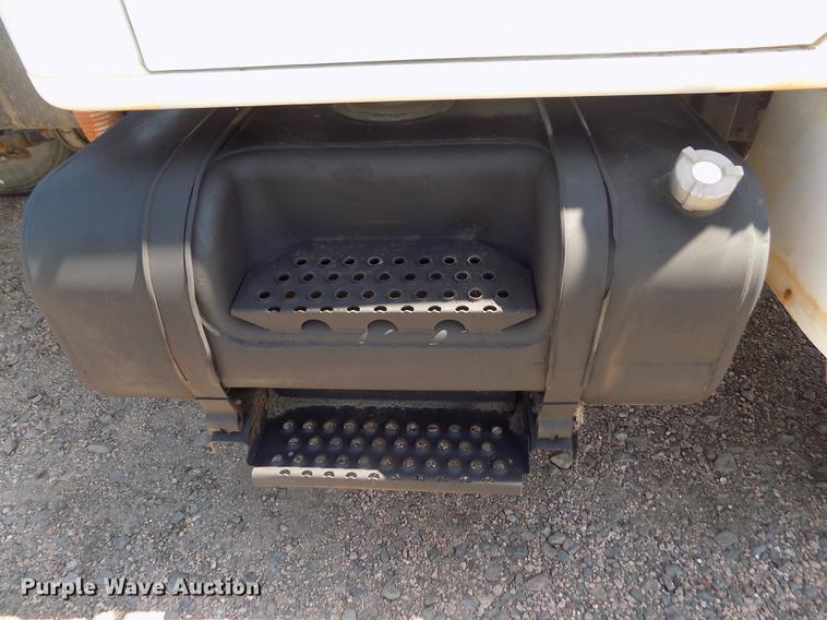 image for item DB9113 1999 International 4700 truck cab and chassis