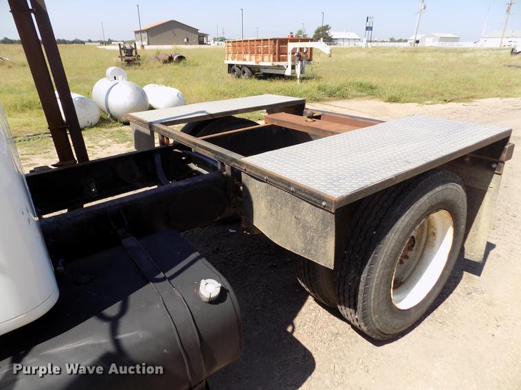 image for item DB9113 1999 International 4700 truck cab and chassis