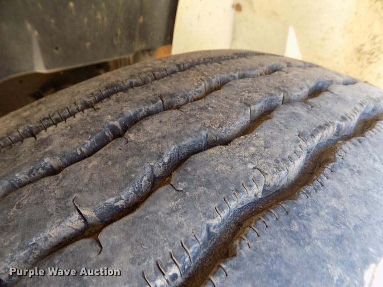 image for item DB9113 1999 International 4700 truck cab and chassis