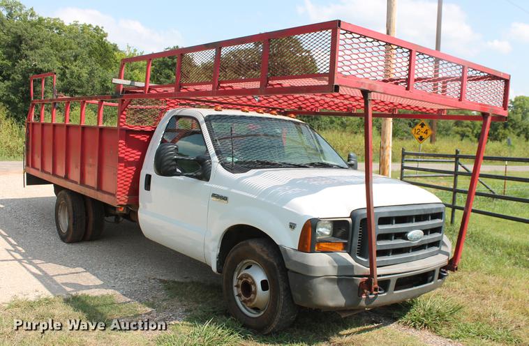 image for item DD5303 2006 Ford F350 Super Duty XL flatbed pickup truck