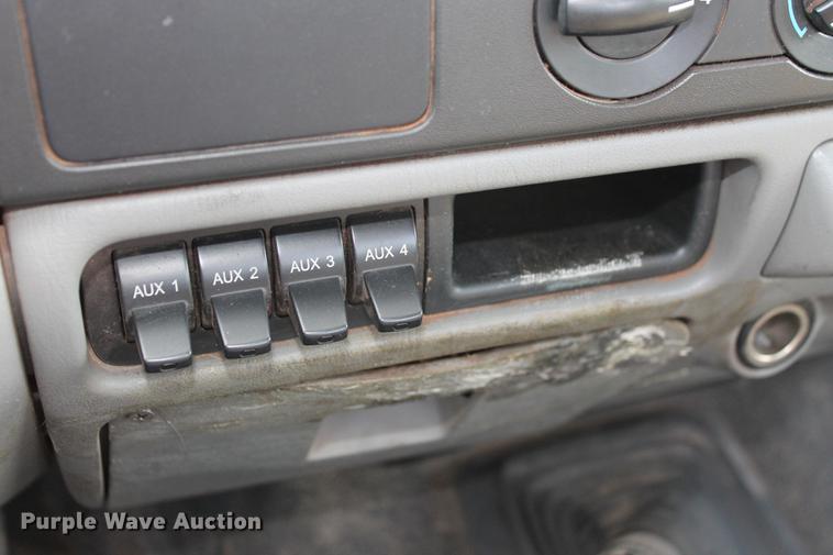 image for item DD5303 2006 Ford F350 Super Duty XL flatbed pickup truck