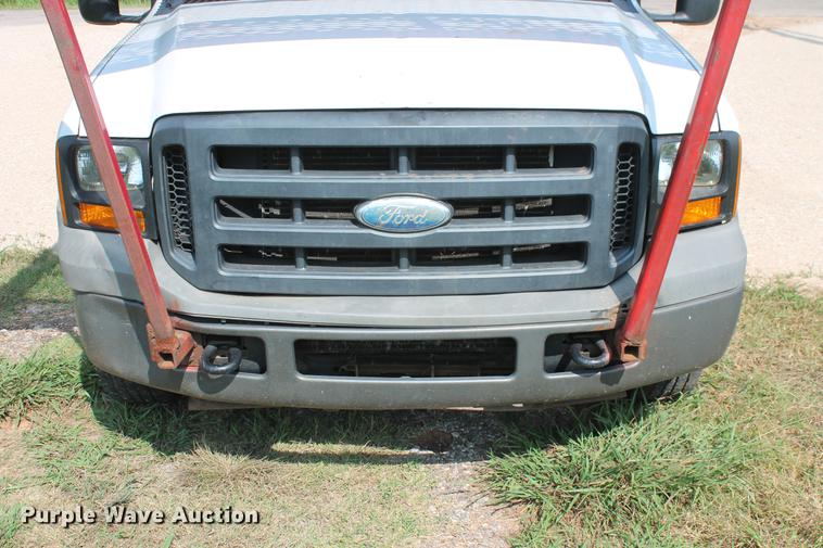 image for item DD5303 2006 Ford F350 Super Duty XL flatbed pickup truck