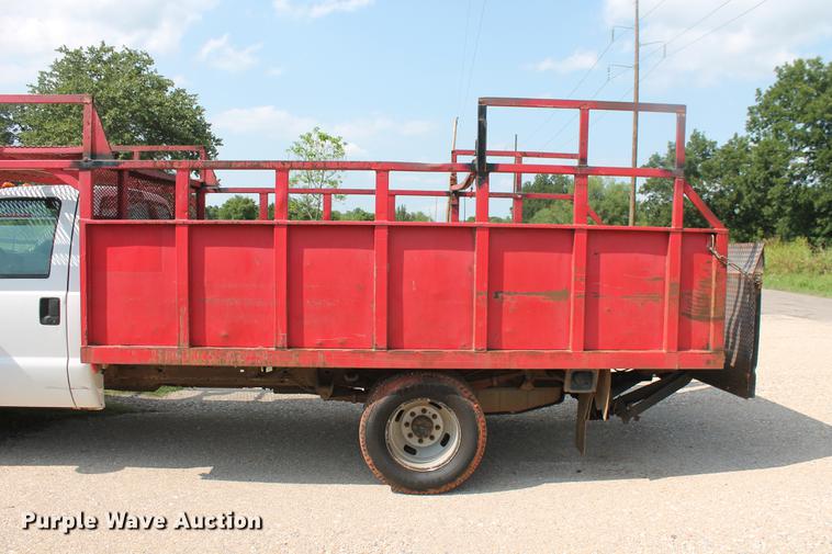 image for item DD5303 2006 Ford F350 Super Duty XL flatbed pickup truck