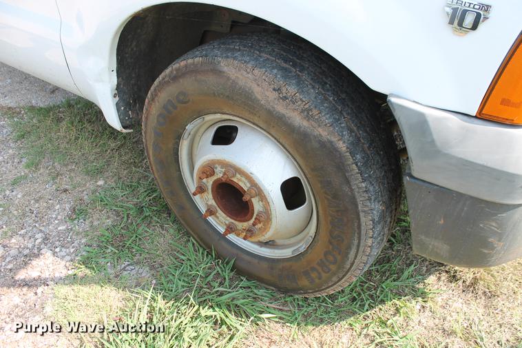 image for item DD5303 2006 Ford F350 Super Duty XL flatbed pickup truck