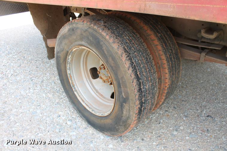 image for item DD5303 2006 Ford F350 Super Duty XL flatbed pickup truck