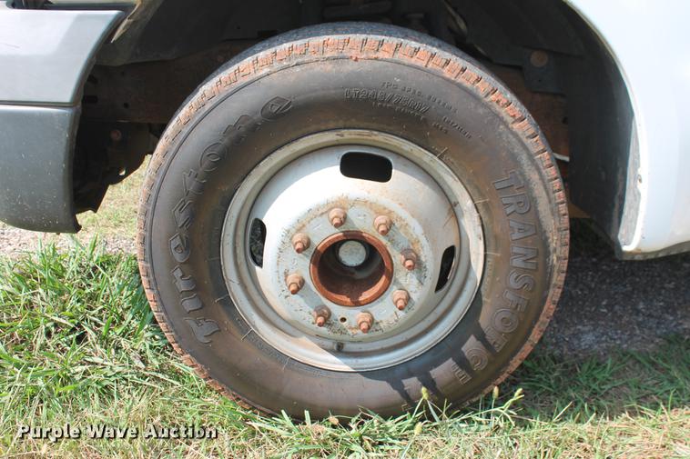 image for item DD5303 2006 Ford F350 Super Duty XL flatbed pickup truck