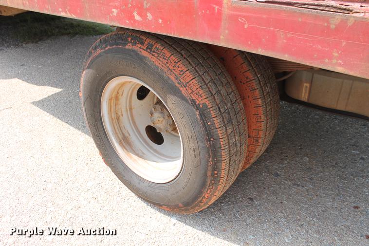 image for item DD5304 2002 Ford F350 Super Duty XL flatbed pickup truck