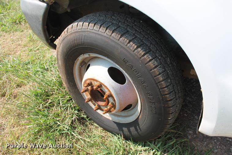 image for item DD5304 2002 Ford F350 Super Duty XL flatbed pickup truck