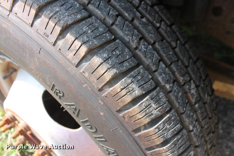 image for item DD5304 2002 Ford F350 Super Duty XL flatbed pickup truck