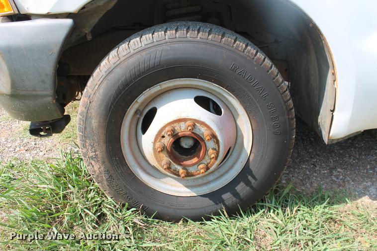 image for item DD5304 2002 Ford F350 Super Duty XL flatbed pickup truck