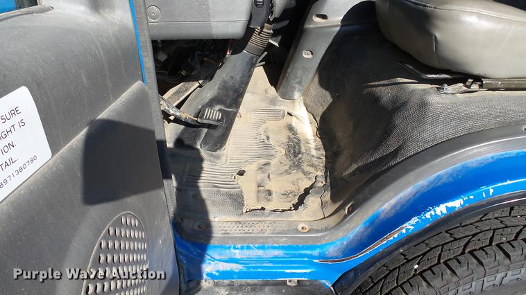 image for item DD7407 2003 Isuzu NPR dump flatbed truck