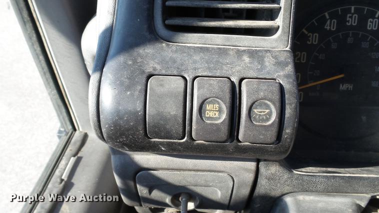 image for item DD7407 2003 Isuzu NPR dump flatbed truck