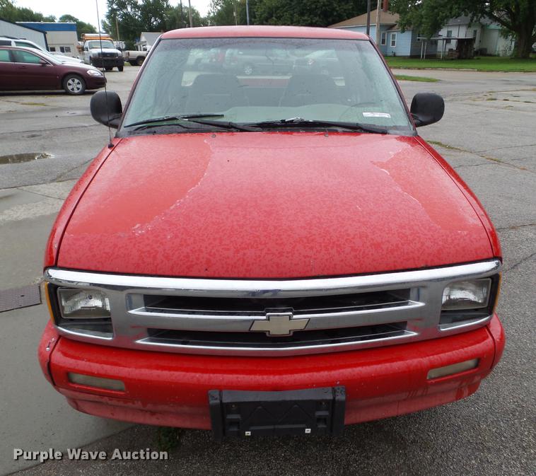 image for item DZ9433 1997 Chevrolet S10 Ext. Cab pickup truck
