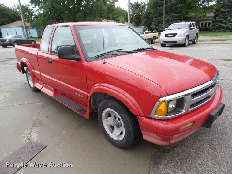 image for item DZ9433 1997 Chevrolet S10 Ext. Cab pickup truck