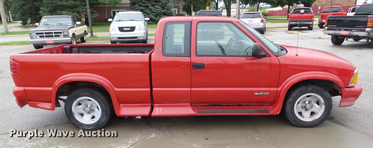 image for item DZ9433 1997 Chevrolet S10 Ext. Cab pickup truck