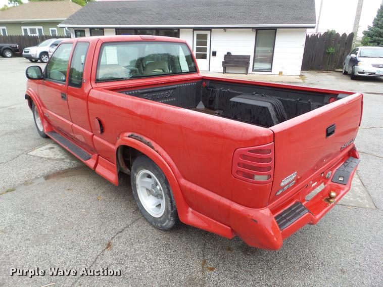 image for item DZ9433 1997 Chevrolet S10 Ext. Cab pickup truck