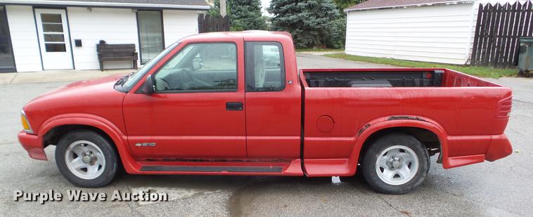 image for item DZ9433 1997 Chevrolet S10 Ext. Cab pickup truck