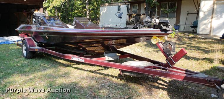 image for item EF9864 1992 Gambler boat