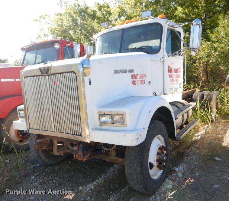 image for item EO9576 1995 Western Star 4964F truck cab and chassis