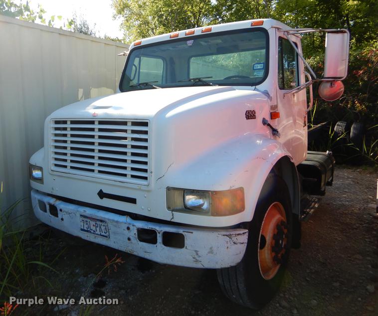 image for item EO9577 1999 International 4700 truck cab and chassis
