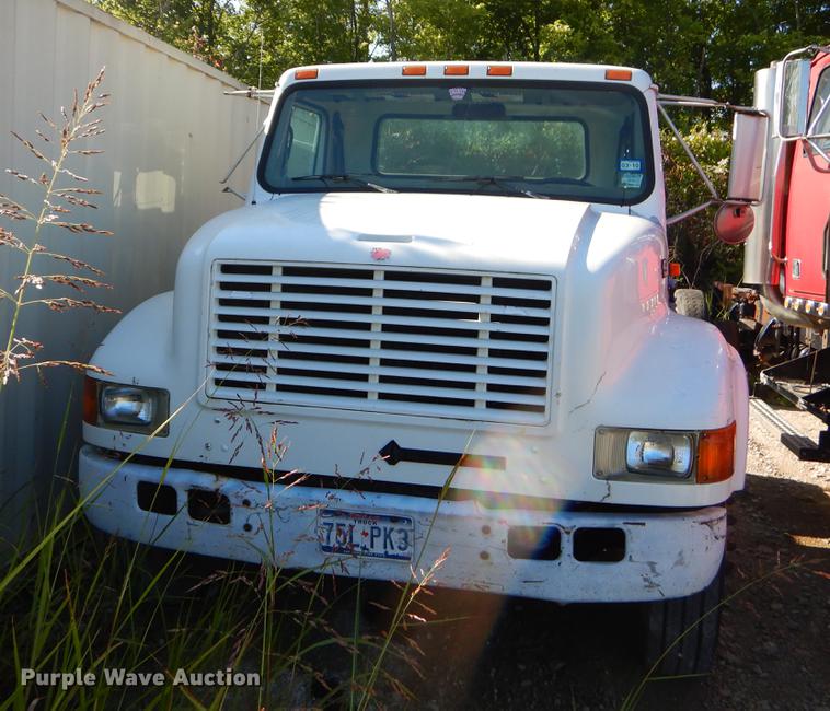 image for item EO9577 1999 International 4700 truck cab and chassis