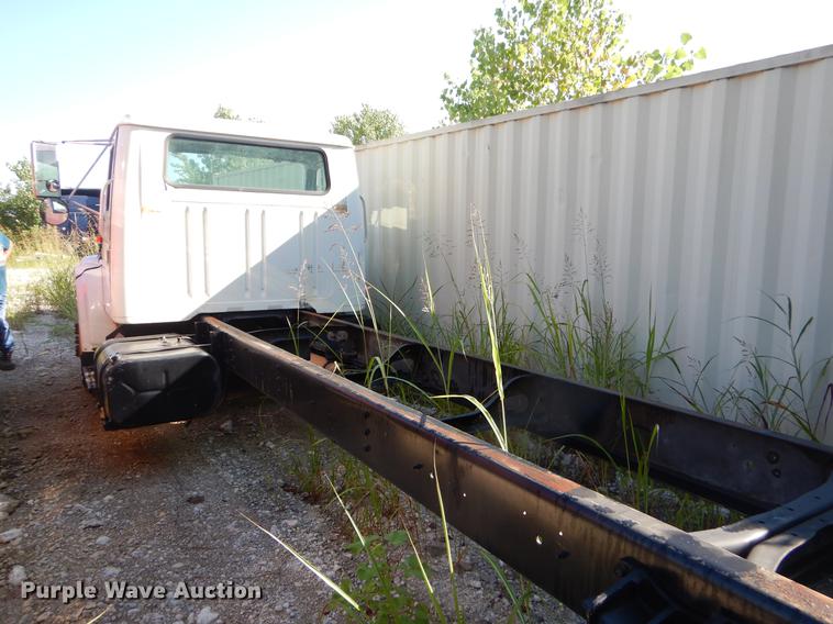 image for item EO9577 1999 International 4700 truck cab and chassis
