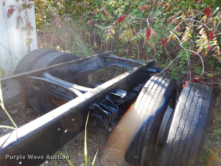 image for item EO9577 1999 International 4700 truck cab and chassis