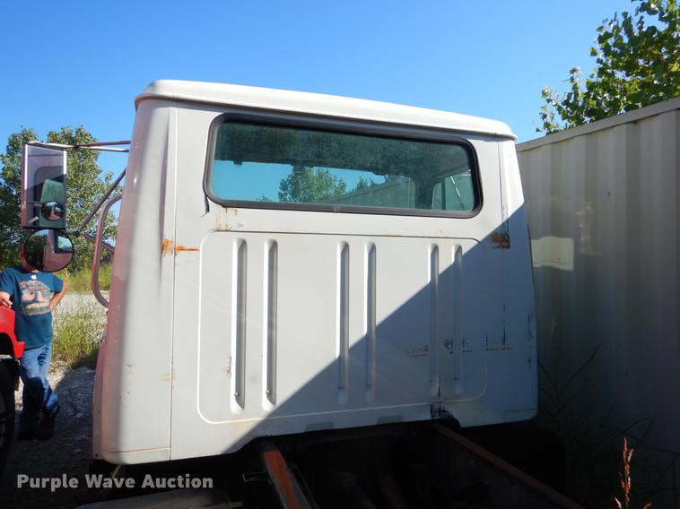 image for item EO9577 1999 International 4700 truck cab and chassis