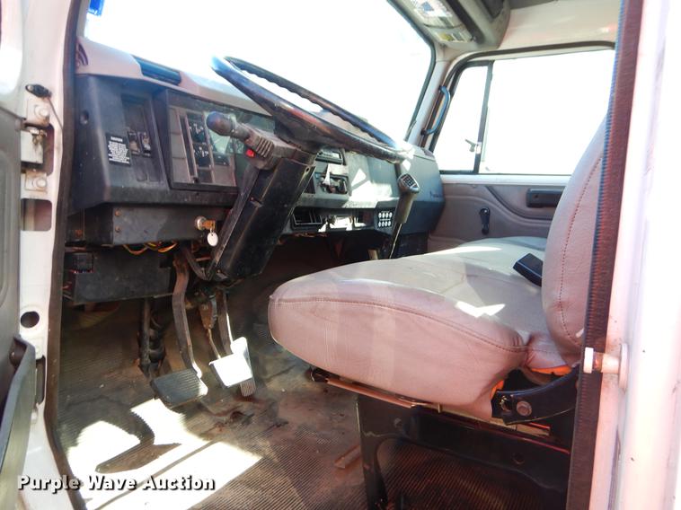 image for item EO9577 1999 International 4700 truck cab and chassis