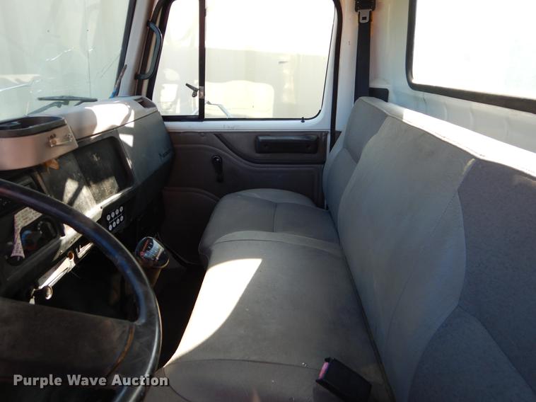 image for item EO9577 1999 International 4700 truck cab and chassis
