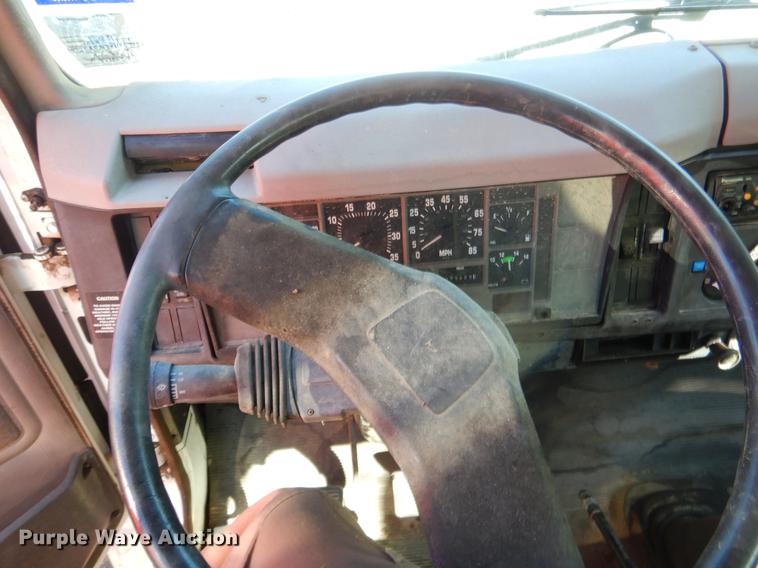 image for item EO9577 1999 International 4700 truck cab and chassis