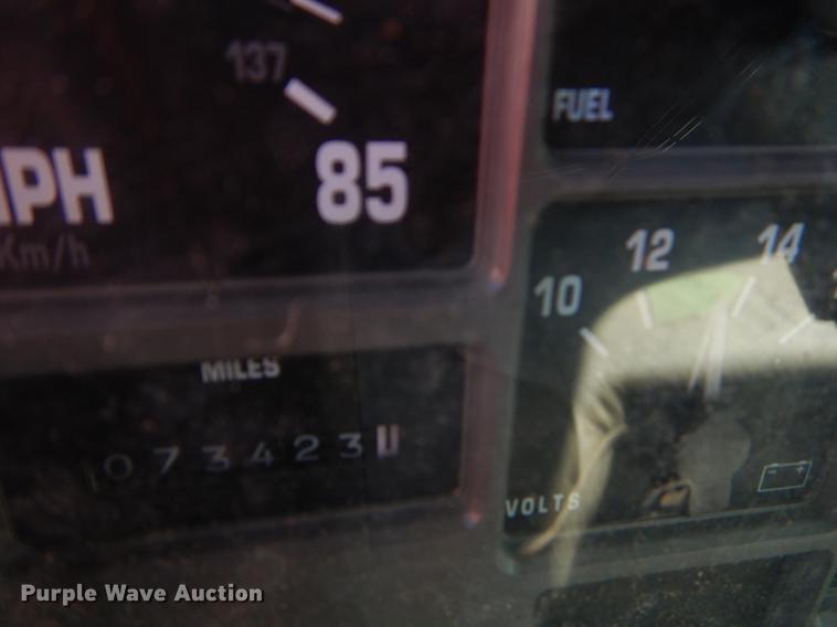 image for item EO9577 1999 International 4700 truck cab and chassis