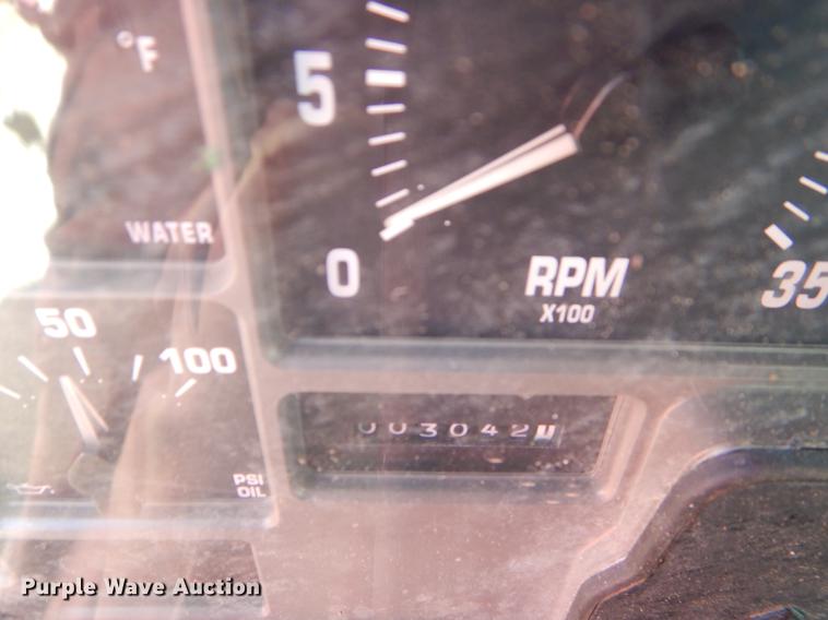 image for item EO9577 1999 International 4700 truck cab and chassis