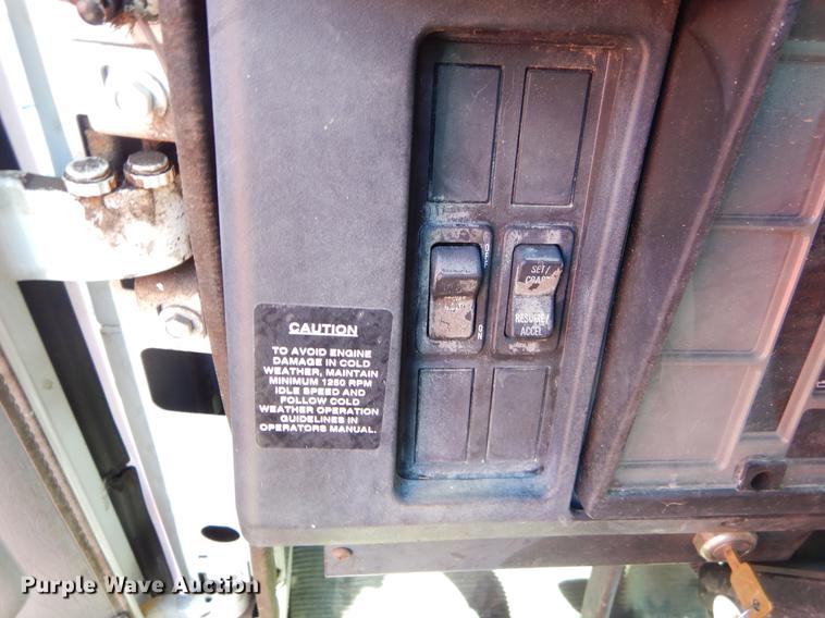 image for item EO9577 1999 International 4700 truck cab and chassis