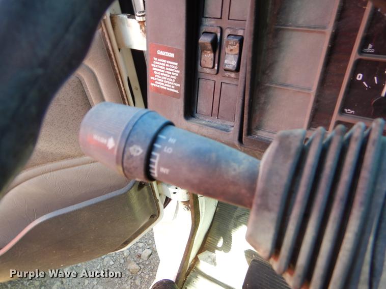 image for item EO9577 1999 International 4700 truck cab and chassis