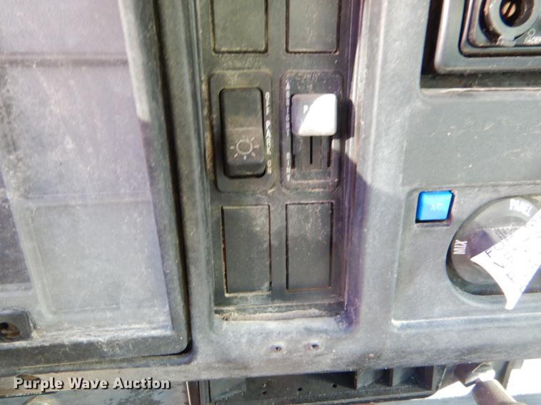 image for item EO9577 1999 International 4700 truck cab and chassis