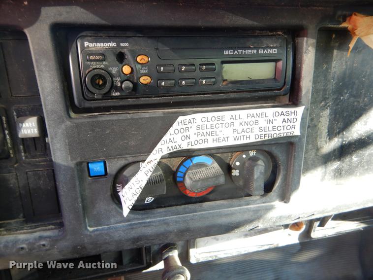 image for item EO9577 1999 International 4700 truck cab and chassis