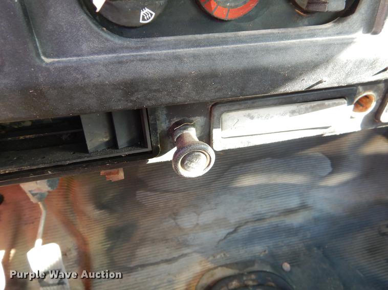 image for item EO9577 1999 International 4700 truck cab and chassis