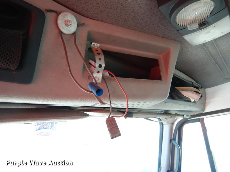 image for item EO9577 1999 International 4700 truck cab and chassis