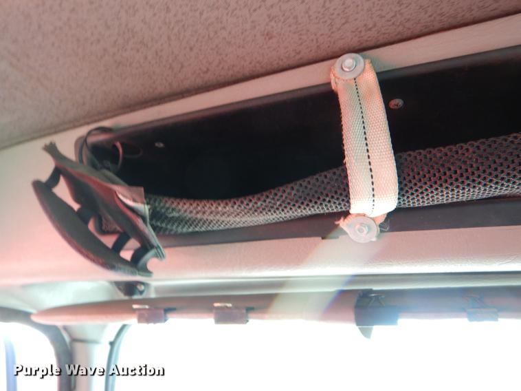 image for item EO9577 1999 International 4700 truck cab and chassis