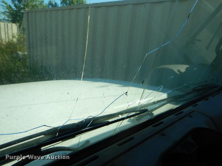 image for item EO9577 1999 International 4700 truck cab and chassis