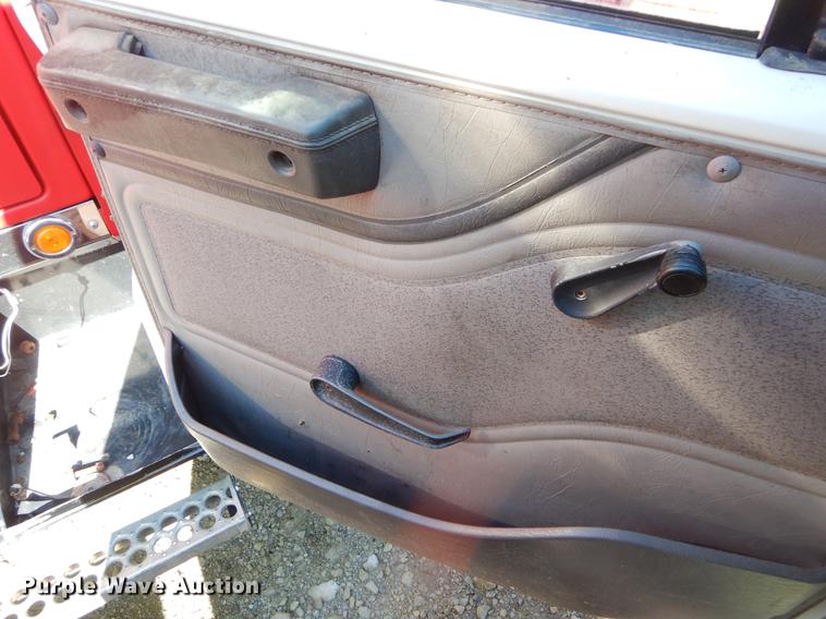 image for item EO9577 1999 International 4700 truck cab and chassis